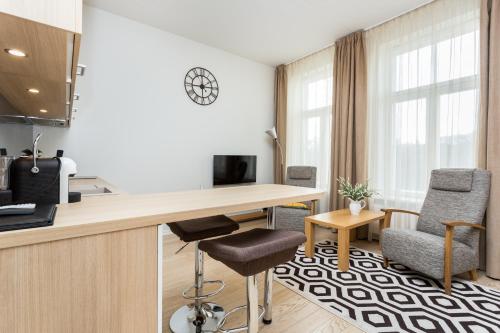 Una televisión o centro de entretenimiento en Angleterre Apartments