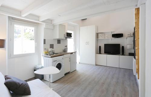 a white living room with a washing machine in it at GregBnb - Studio Terrasse - PARKING INCLUS - CLIMATISÉ - 15min Gare in Toulon