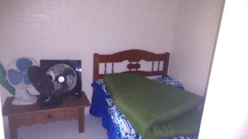 a bedroom with a bed and a table with a mirror at Recanto da natureza in Sana