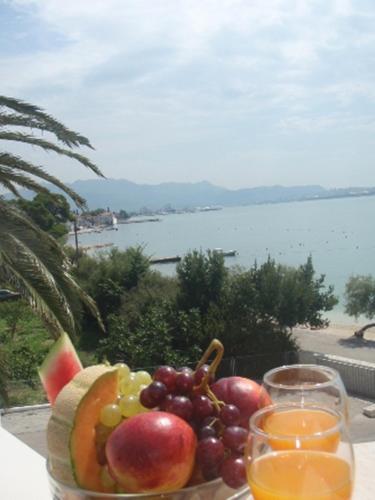 カシュテラにあるHotel Ballet Schoolの海の景色を望むテーブルの上に果物を盛り付けます