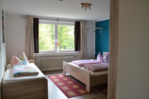 una stanza con due letti e una finestra di Haus Steeg a Braunlage