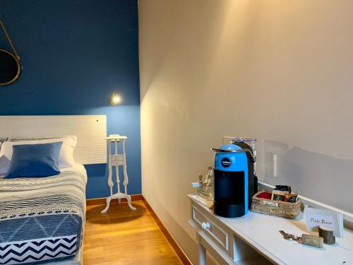 a bedroom with a bed and a blue wall at Porta Ronca - B&B, Suites & Apts in Rho