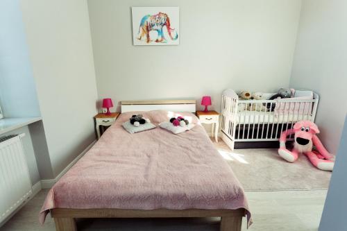 Dormitorio infantil con cuna y animales de peluche en Apartment Cracow en Cracovia