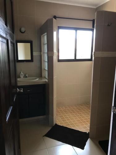 a bathroom with a sink and a window at Pacandé Apartamentos in Boquete
