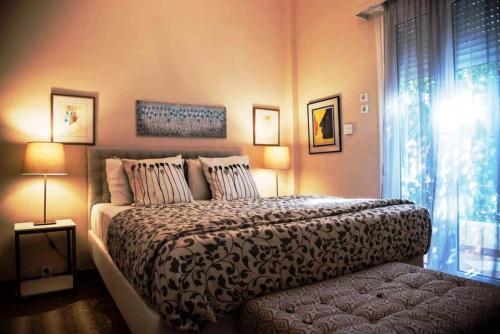 sypialnia z dużym łóżkiem i oknem w obiekcie Anastasia and Panos w Atenach