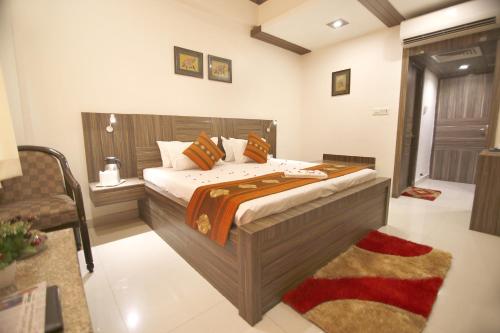 a bedroom with a large bed in a room at Hotel Sheetal Regency,Near Janambhumi in Mathura
