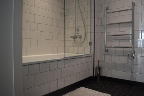 baño con ducha y puerta de cristal en London City Island 3 Bedroom Luxury Apartments, Canary Wharf en Londres