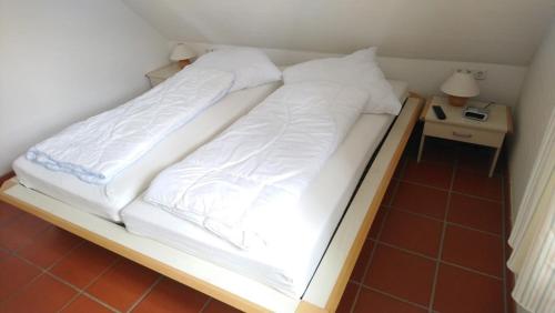 เตียงในห้องที่ Wowi Ferienwohnung B 53