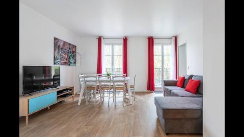 ein Wohnzimmer mit einer Couch und einem Tisch und Stühlen in der Unterkunft Disney, very spacious comfortable 3 bedrooms family apartment, 8 pers, wifi, NETFLIX in Chessy