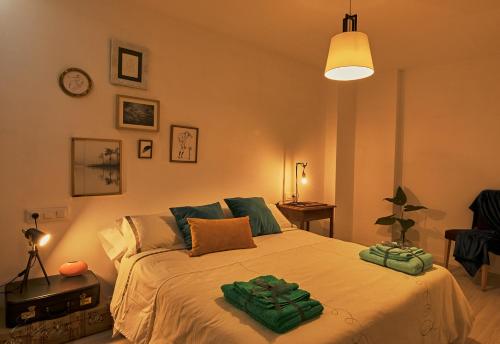 テルエルにあるBUENAVISTA AMBELESのベッドルーム1室(緑の枕が付いたベッド1台付)