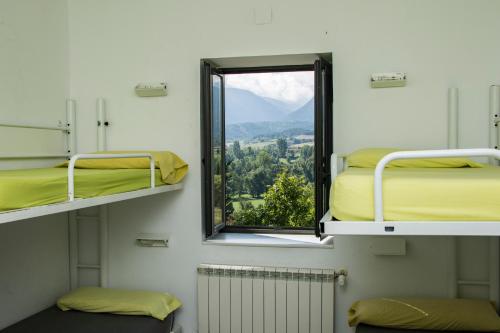 two bunk beds in a room with a window at Alberg la Bruna in Bellver de Cerdanya 