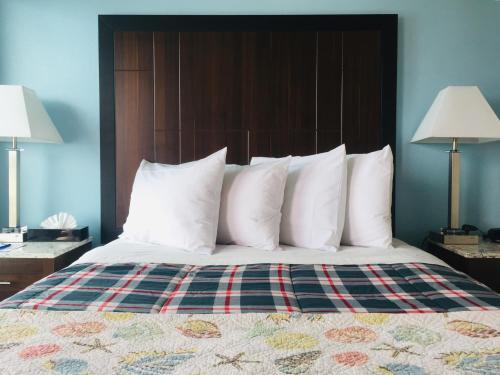 Un pat sau paturi într-o cameră la Dolphin Cove Motel