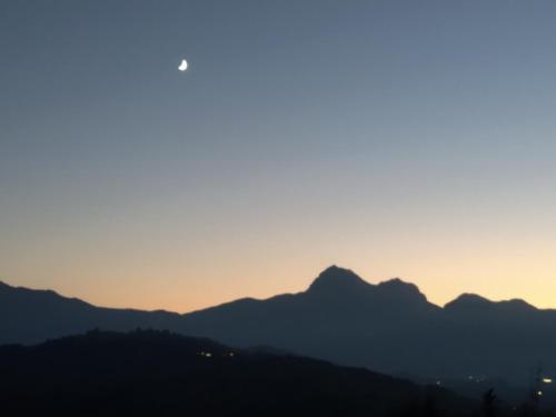 a view of the mountains at sunset at Il Girasole in Basciano