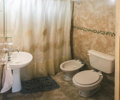 bagno con servizi igienici e lavandino di El Retiro - Casa de campo en Los Reartes a Los Reartes