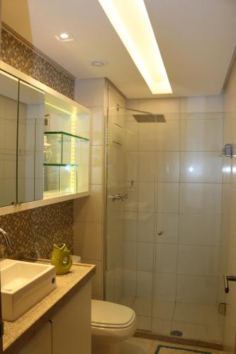 uma casa de banho com um chuveiro, um WC e um lavatório. em Beach Class Eco LIfe - BL 08-202 - Apartamento Inteiro em Porto de Galinhas
