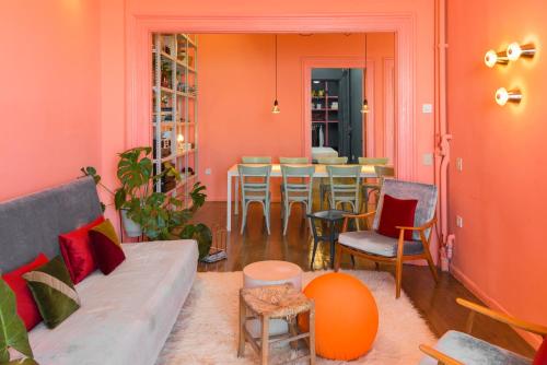 Una sala de estar con un sofá y una mesa con sillas. en AiR Waterfront Nikis Apartment, en Tesalónica