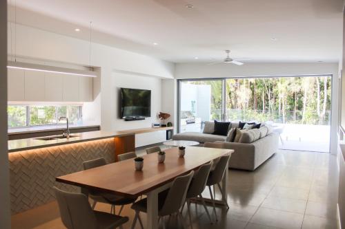 Gallery image of Fat Frog Beach Houses in Byron Bay