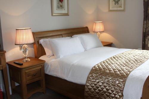 a bedroom with a bed with two lamps on tables at South Park Guest House in Lincoln