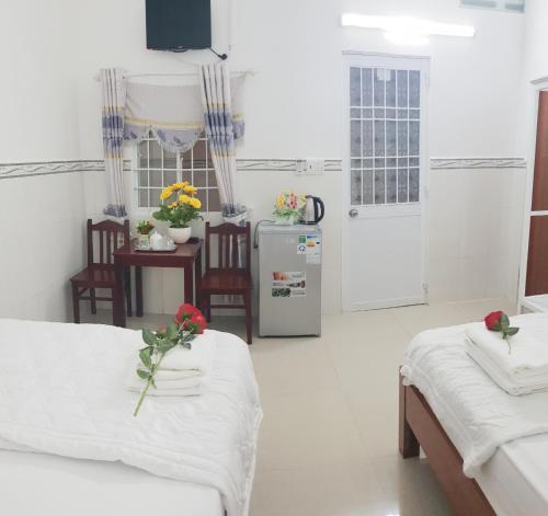 フーコックにあるHai Phuong Tuyen Guesthouseの病院(花のベッド2台付)