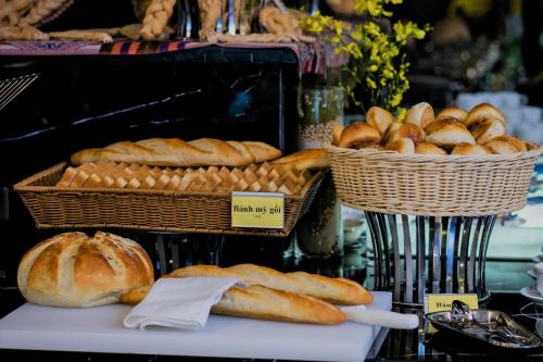 eine Bäckerei mit Körben voller Brot und Brotlaiben in der Unterkunft Lotus Aroma Sapa Hotel in Sa Pa