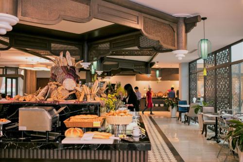 ein Buffet mit Brot und Gebäck in einem Restaurant in der Unterkunft Lotus Aroma Sapa Hotel in Sa Pa