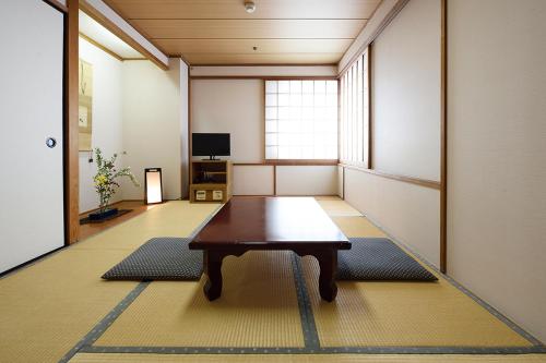 Belmont Hotel في طوكيو: غرفة مع طاولة في منتصف الغرفة