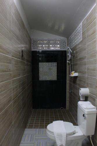 La salle de bains est pourvue d'une douche et de toilettes. dans l'établissement Moeimanee Resort, à Mae Sot
