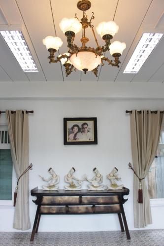 a dining room with a chandelier and a table at Moeimanee Resort in Mae Sot