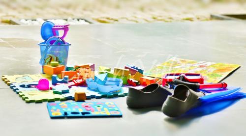 una pila de juguetes sobre una mesa en Grand Conch 4 BR Villa -3 Min walk to the beaches, en Tangalle