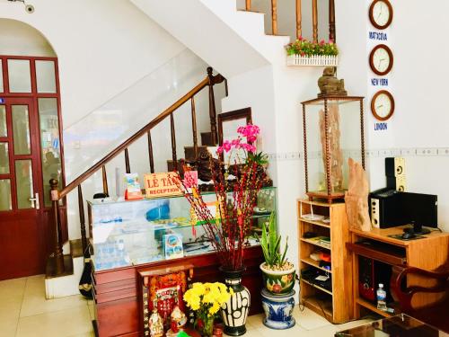 un negozio con fiori in una stanza con scale di Hotel Hồng Hạc nha trang a Nha Trang