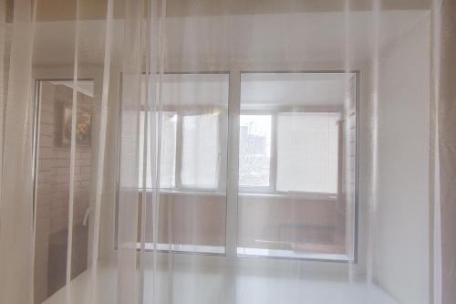 キーウにあるТрехкомнатная квартира возле метро Дворец Украинаのガラスのドアと窓が付いた部屋