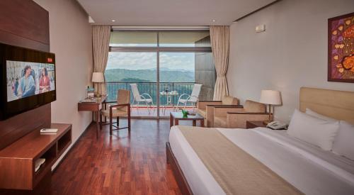 מיטה או מיטות בחדר ב-Ragamaya Resort & Spa Munnar