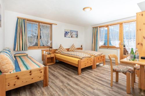 ein Wohnzimmer mit 2 Betten und einem Tisch in der Unterkunft Hotel Gravas Lodge - Das Hotel für Gäste mit Hund in Vella
