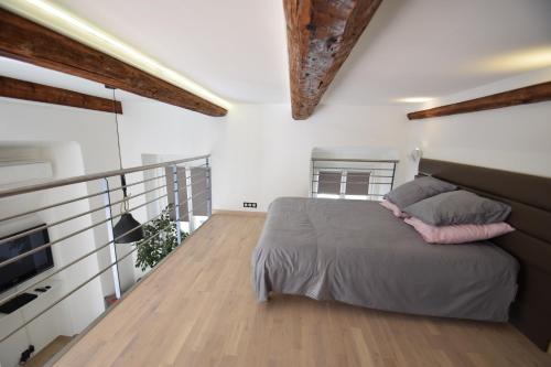 sypialnia z łóżkiem i balkonem w obiekcie Jade Duplex - No Better Location In Nice w Nicei