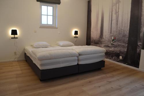 1 dormitorio con 1 cama en una habitación con ventana en Vue d'en Haut, en Durbuy