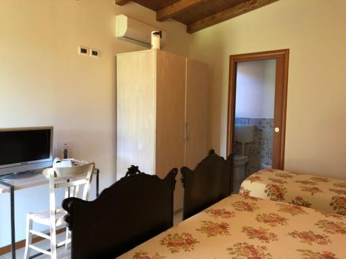 A television and/or entertainment centre at Agriturismo Masseria I Risi