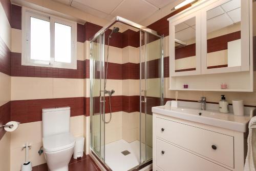 een badkamer met een douche, een toilet en een wastafel bij TEATRO centro alicante in Alicante