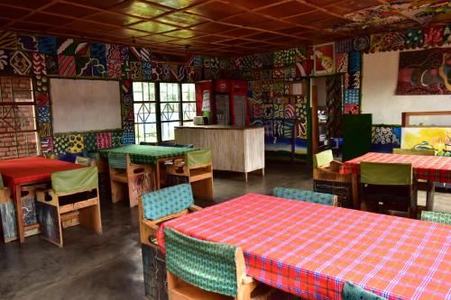 En restaurant eller et andet spisested på Red Rocks Rwanda - Campsite & Guesthouse