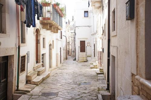 an alley in an old town with buildings at Dimora Maestà in Putignano