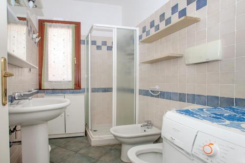 サンタ・テレーザ・ガッルーラにあるBilocale Via Cairoliのバスルーム(洗面台、トイレ、シャワー付)