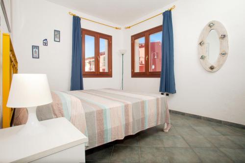 サンタ・テレーザ・ガッルーラにあるBilocale Via Cairoliのベッドルーム1室(テーブル、ランプ付)