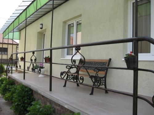 Balkón nebo terasa v ubytování Szalay Vendégház