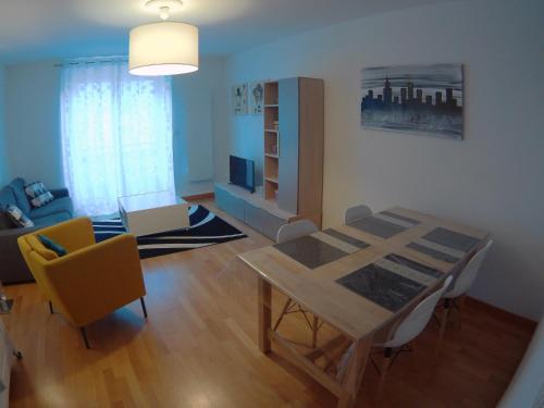 Allées d'Etigny T1Bis 41 m2 1 chambre 4 couchages 200 m de la Crémaillère Express 400 m des Thermes