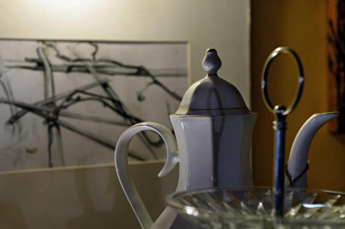 a tea kettle sitting on top of a glass bowl at La Chiusuraccia in Barberino di Mugello