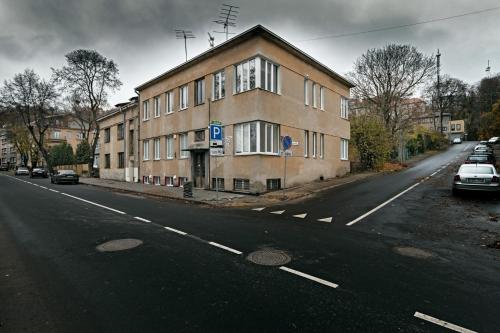 un gran edificio al lado de una carretera en HappyInn Rooms, en Kaunas
