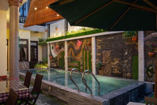 Bazén v ubytování Hoi An Ngo Homestay nebo v jeho okolí