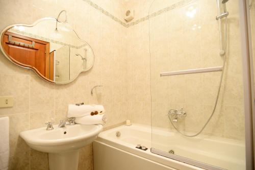 W łazience znajduje się umywalka, toaleta i prysznic. w obiekcie MECENATE DELUXE COLOSSEUM w Rzymie