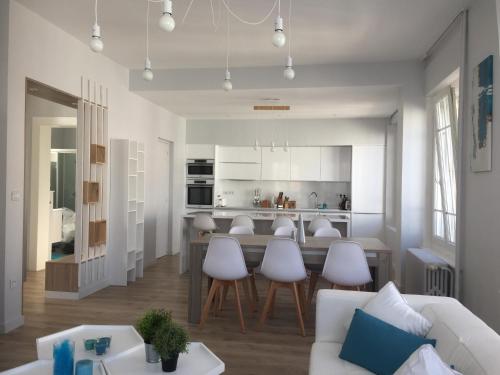 une cuisine et un salon avec un canapé et une table dans l'établissement Relais Vacances à la Mer, à Berck-sur-Mer