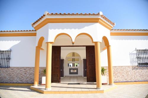 an entrance to a building with an archway at Chalet Bella Vista in Lora del Río