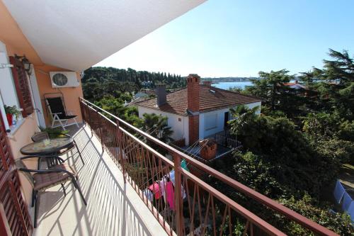 un balcone con vista su una casa di Apartments Villa Nikola a Rovigno (Rovinj)